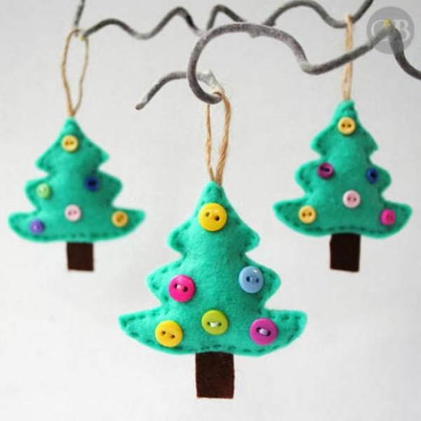 Faire des décorations pour le sapin de Noël en boutons – DIY facile et